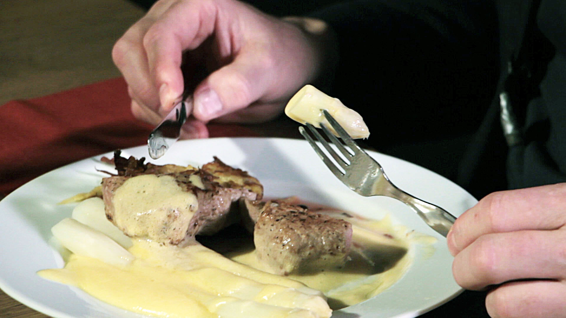 Rosa gebratenes Kalbsrückensteak an weißem Spargel mit Sauce ...