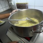 Zubereitung Fiakergulasch: Zwiebel anschitzen